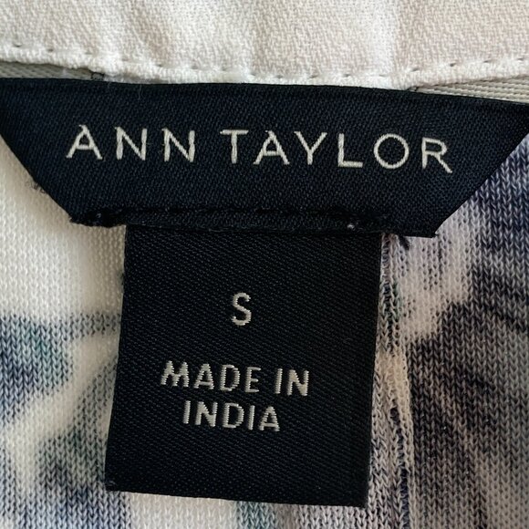 Ann Taylor | Sleeveless Blouse | Muted Floral w/ Front Placket| Size Small - Picture 12 of 13